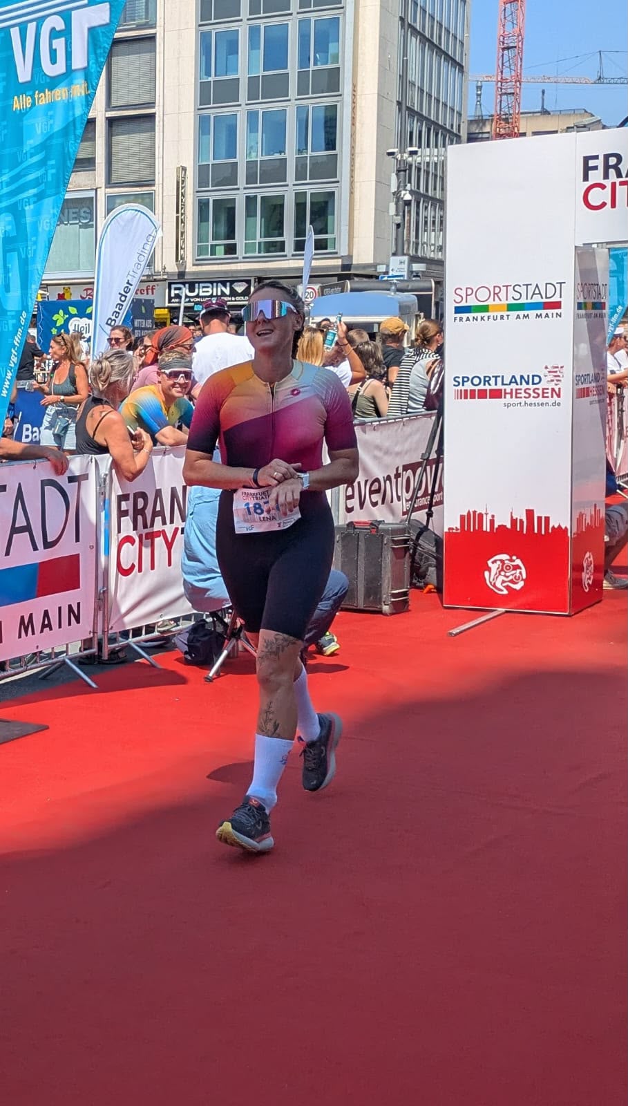 Lena Schmidt meistert Olympische Distanz beim Frankfurt City Triathlon